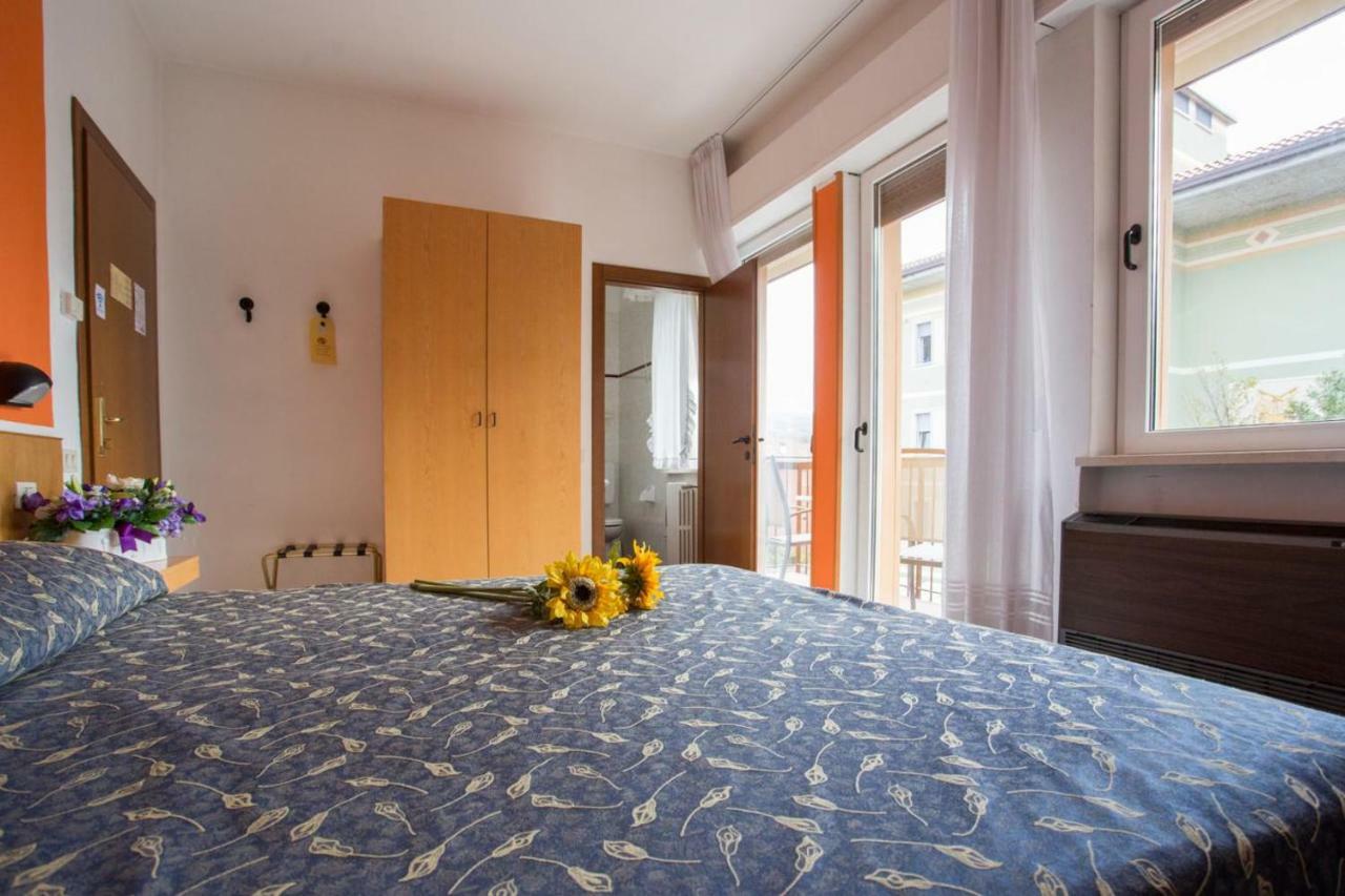 Hotel Benacus Бардолино Экстерьер фото
