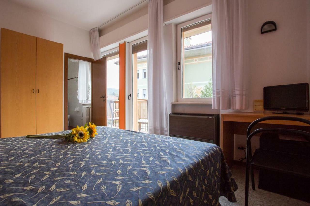 Hotel Benacus Бардолино Экстерьер фото