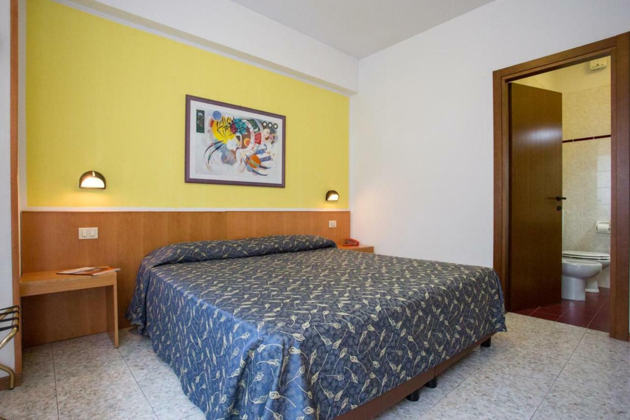 Hotel Benacus Бардолино Экстерьер фото
